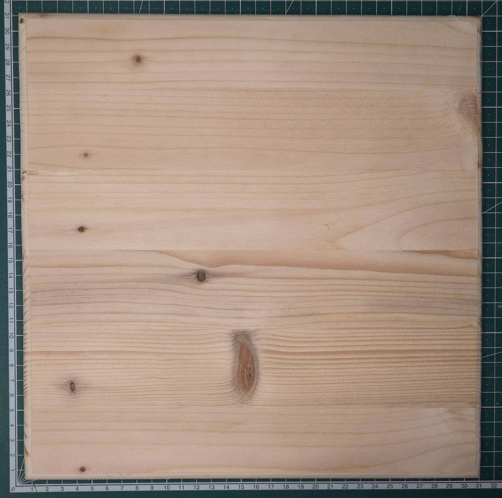 Dřevěná podložka pod model